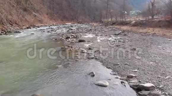 飞越野山河与巨石急流同流视频的预览图