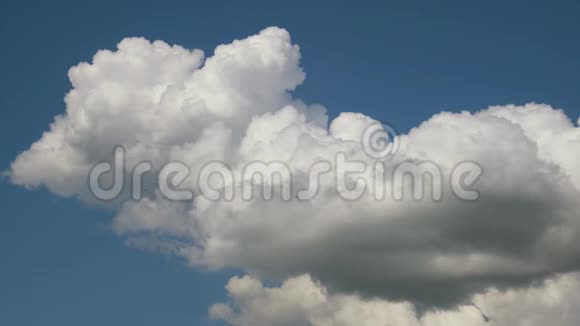蓝天上一片白色的大雷云夕阳下的风暴热带云4KUHD快速射击预期视频的预览图