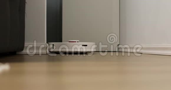 机器人清洁工打扫房间智能家居机器人吸尘器在一定时间对公寓进行自动清洁莫莫视频的预览图