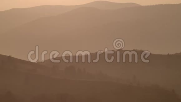 群山的剪影雾蒙蒙的晨山山脉的斜坡黎明时的山脉全景视频的预览图