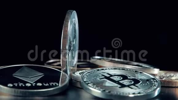 黑色背景上的银色涟漪硬币旋转支架上的银密码币视频的预览图