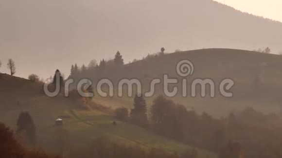 黎明时的山脉全景山的轮廓雾蒙蒙的晨山山脉斜坡视频的预览图