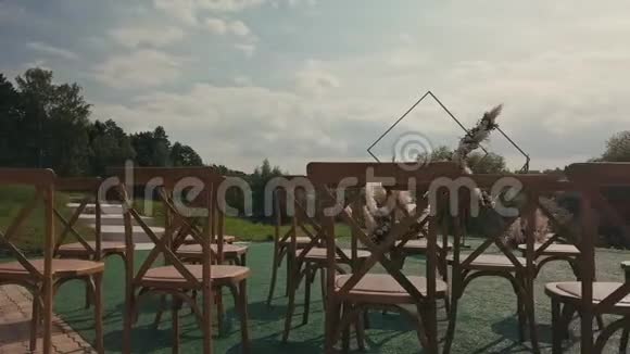 美丽的婚礼户外仪式木制椅子浅色装饰视频的预览图