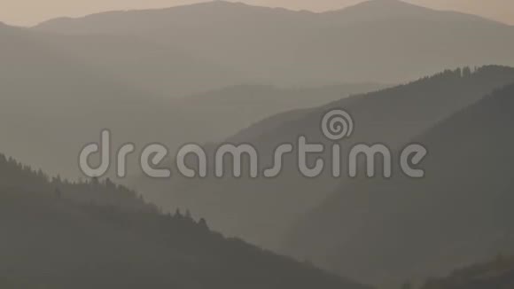 群山的剪影雾蒙蒙的晨山山脉斜坡视频的预览图