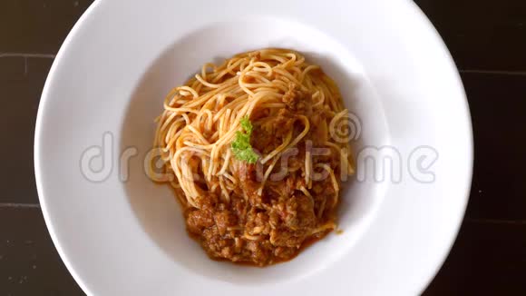 黑色桌子上的白色盘子上有刚煮好的意大利面条视频的预览图