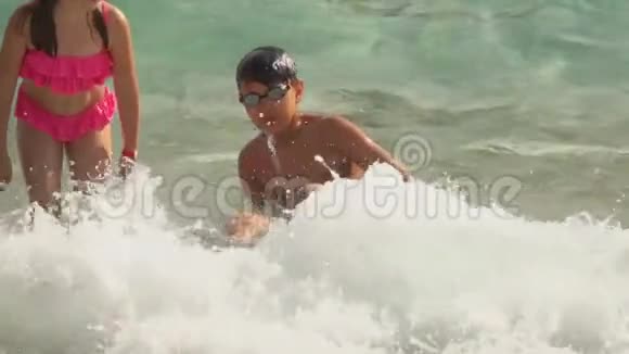 海浪汹涌溅向儿童视频的预览图