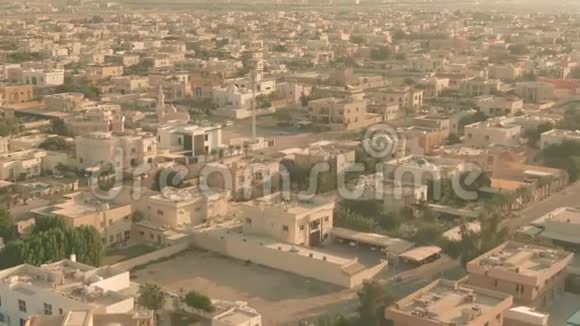 阿联酋迪拜住宅区和街道的低空鸟瞰图视频的预览图