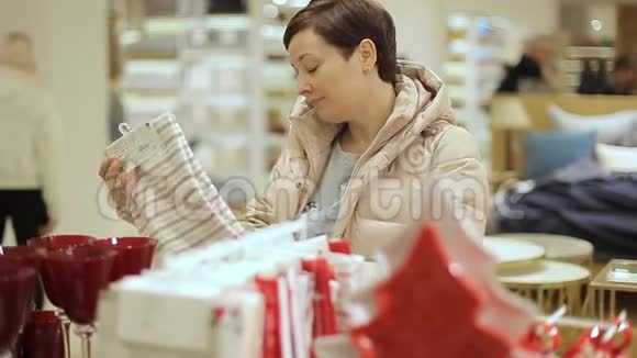 女人在商场里挑选圣诞礼物视频的预览图