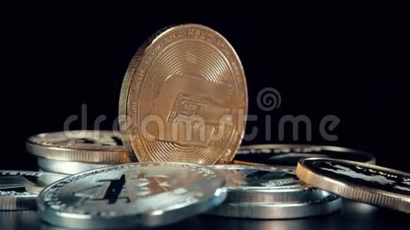 黑色背景上的金币旋转支架上的银密码币视频的预览图