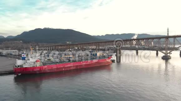 航空无人机镜头的工业船厂和货船装载港在温哥华BC加拿大4K视频的预览图