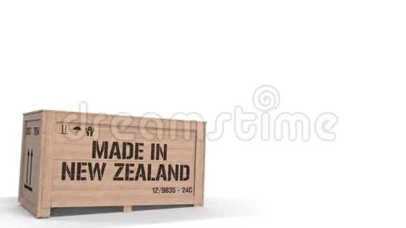 木箱与印刷的MADE在新西兰文字隔离在光背景与工业生产有关的3D视频的预览图