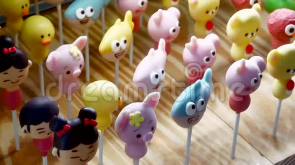 各种可爱动物的筷子上的多色甜果真有趣视频的预览图