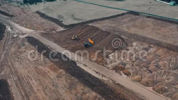 履带式挖掘机控制操作人员推土机挖砂砂石场施工的顶部无人机景视频的预览图