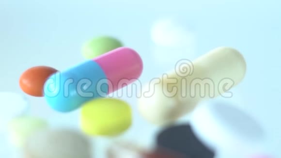 在白色背景下多种多样的药丸和药物上进行多种运动视频的预览图