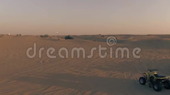 阿联酋夜间休闲沙漠营地的低空鸟瞰图视频的预览图