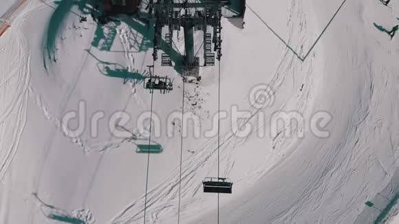 滑雪滑雪坡上运输滑雪者滑雪电梯的高空俯视图驾驶座椅升降机视频的预览图