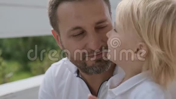 特写开心的爸爸和小儿子都抱着笑父子之间的温馨关系视频的预览图