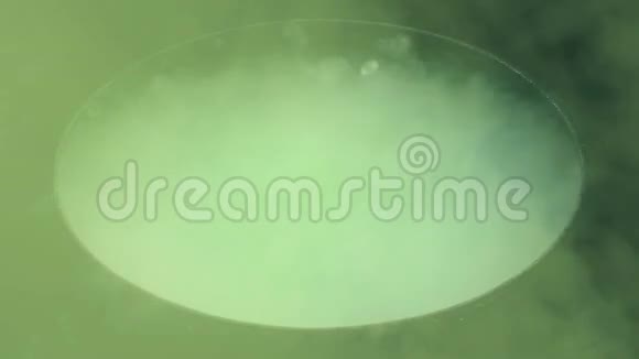 烟熏女巫大锅沸腾和泡泡视频的预览图