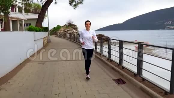 成年跑步者在海岸慢跑视频的预览图