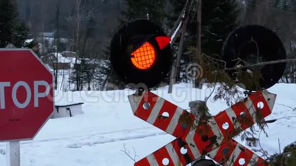 冬天在森林里的一个铁路十字路口红灯闪烁火车经过视频的预览图