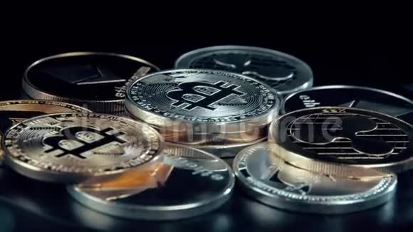 黑色背景上的比特币硬币旋转支架上的银密码币视频的预览图