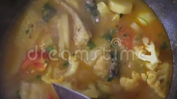 烹饪印度式辛辣的咖喱鱼视频的预览图