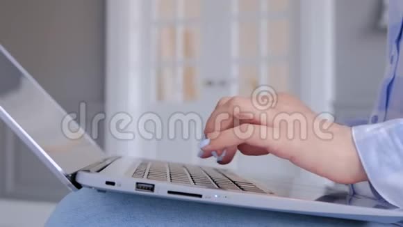 关闭侧视女性手在笔记本电脑键盘上打字视频的预览图