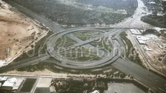 阿联酋迪拜一个大型高速公路交汇处的鸟瞰图视频的预览图
