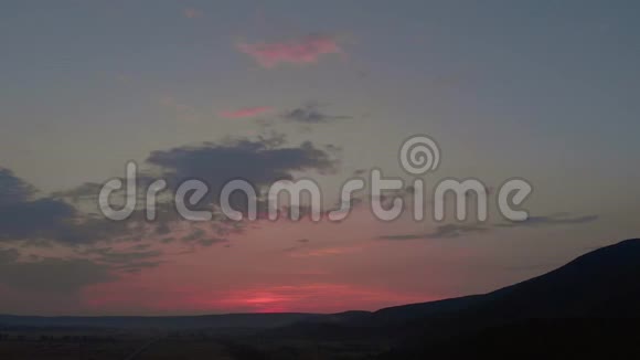 日落天空下山脉的剪影视频的预览图
