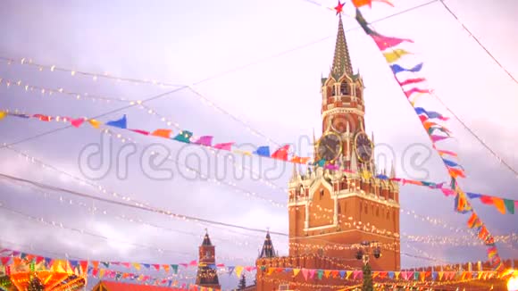 著名的莫斯科克里姆林宫斯帕斯卡亚塔背后的新年和圣诞节装饰在红场莫斯科俄罗斯视频的预览图