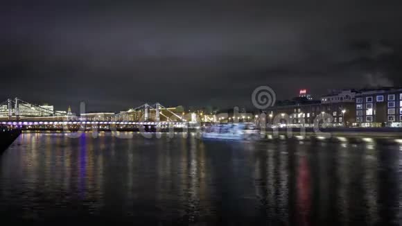 时间推移莫斯科克里米亚桥傍晚的景色视频的预览图