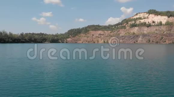 绿松石采石湖在夏天视频的预览图