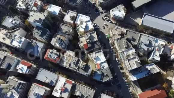 希腊塞萨洛尼基通过无人驾驶飞机向上和向前移动的建筑物和道路鸟瞰城市环境视频的预览图