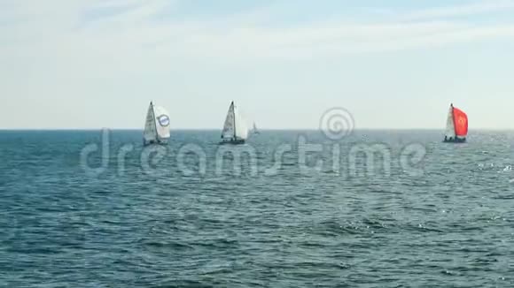海上有地平线的帆船视频的预览图