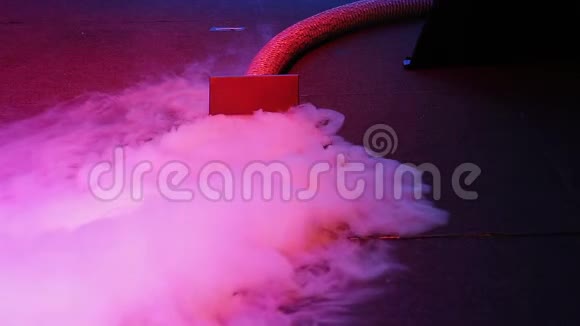 冷烟发生器在舞台灯光下产生冷烟视频的预览图