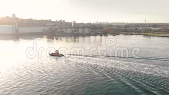 一艘拖船和加拿大不列颠哥伦比亚省温哥华港的港口设施的空中无人机镜头4K24FPS视频的预览图