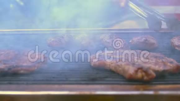 烤架上的肉丸视频的预览图