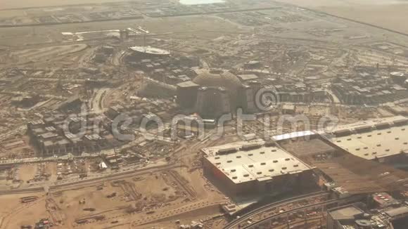 沙漠中一个大型建筑工地的鸟瞰图视频的预览图