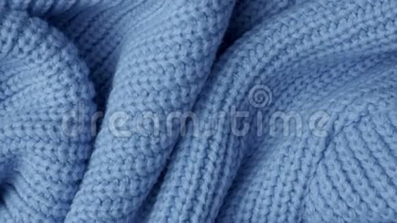 纹理温暖舒适的针织围巾折叠成风景如画的褶皱蓝色顶部视图选择性焦点软蓝色视频的预览图