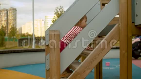 小女孩爬在滑梯上视频的预览图