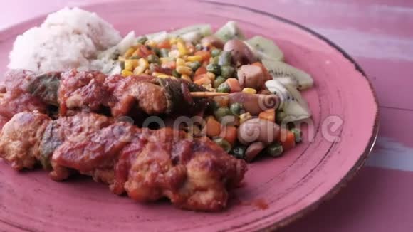 餐盘上的鸡肉和蔬菜视频的预览图