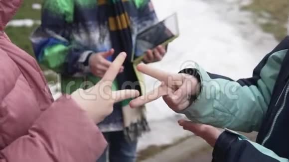 孩子们在街上玩石头剪刀视频的预览图
