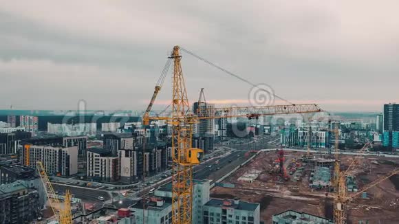 城市住宅地块靠近施工现场施工机械正在建设公寓住宅区黄色视频的预览图