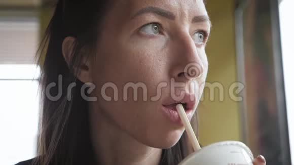 美丽的年轻女子享受冰沙饮料的肖像在户外喝奶昔的性感美女视频的预览图