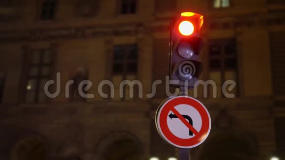 红绿灯和路牌关闭巴洛克风格的建筑背景视频的预览图