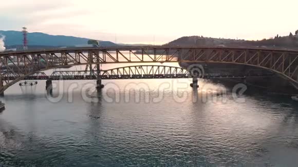 空中无人驾驶飞机拍摄的第二纳罗斯桥通勤交通和一列货物火车穿越火车桥的画面视频的预览图