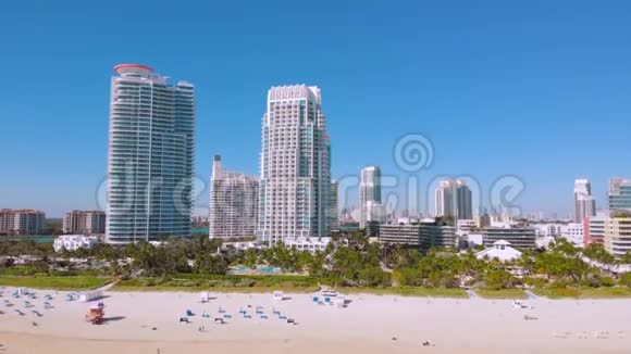 迈阿密海滩附近的黄色冲浪板4k视频的预览图