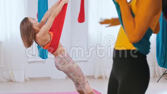 空中瑜伽一个运动女子与吊床摆动视频的预览图