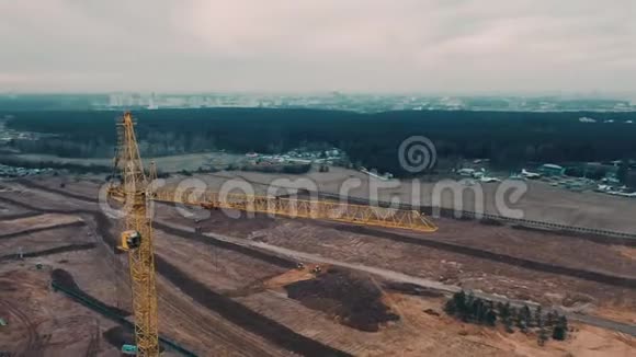 在现代城市背景下无人机在施工现场起重机附近飞行建筑工程视频的预览图