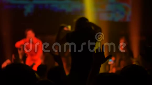 超级慢动作人们在舞台前的摇滚音乐会上挥舞双手视频的预览图